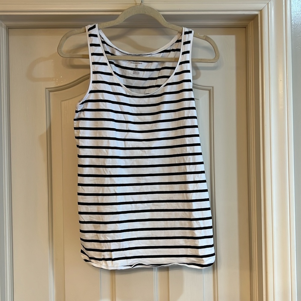 🎵 H&M Maternity Black & White Tank Top 🎵